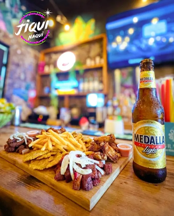 Bar interior con neones